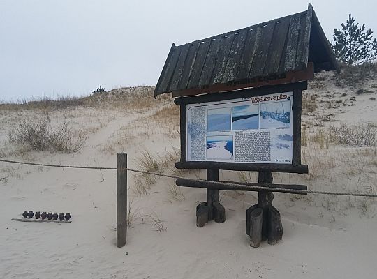 Osiem zniczy pod wydmami