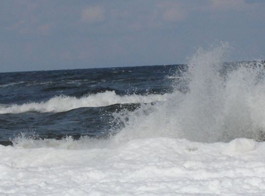 a fale rozbryzgują się o krę