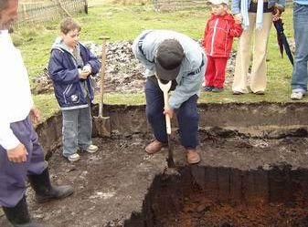 Kopanie torfu w Klukach